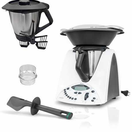 Bimby TM31 rigenerato completo di accessori - varoma, spatola, farfalla e cestello su sfondo bianco